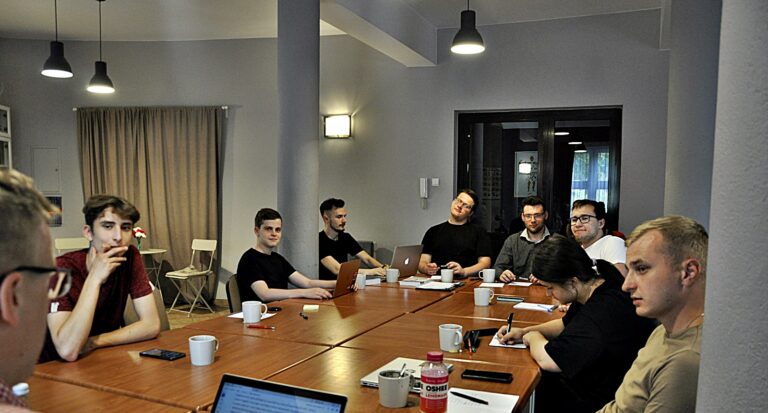 Czym jest dezinformacja i propaganda? Świadomy obywatel w XXI wieku