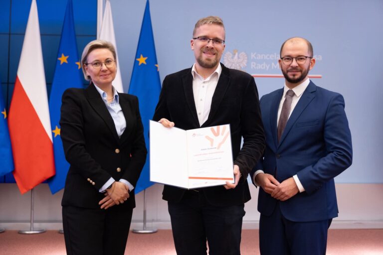 Adam Szabelak laureatem nagrody Koordynatora Wolontariatu Roku 2025 w województwie mazowieckim